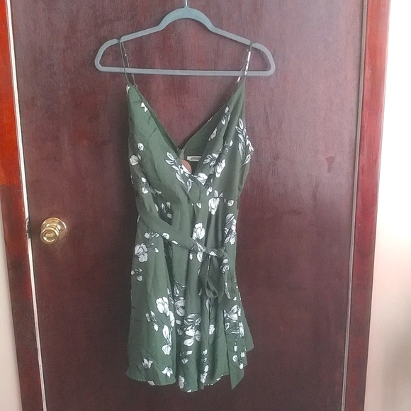 essue Dresses & Skirts - 🆕💚 Beautiful Floral Dress